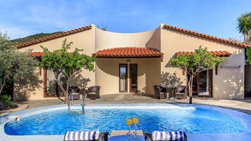 Bungalow, privézwembad | 1 slaapkamer, lakens van Egyptisch katoen, luxe beddengoed, donsdekens