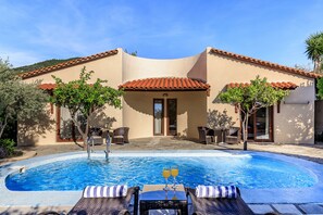 Bungalow, alberca privada | Sábanas de algodón egipcio, ropa de cama de alta calidad y edredón 