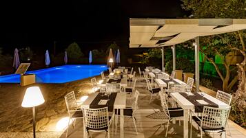 Serveert ontbijt, lunch, diner, uitzicht op het zwembad