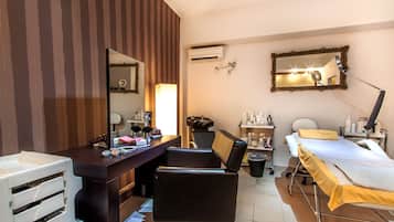 Sauna, hot tub, body treatments, aromatherapy, hot stone massages