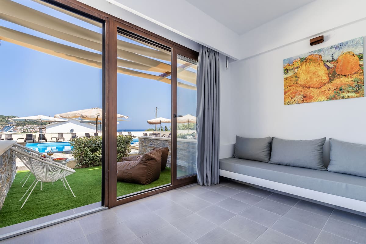 1 bedroom, Egyptian cotton sheets, premium bedding, down duvets