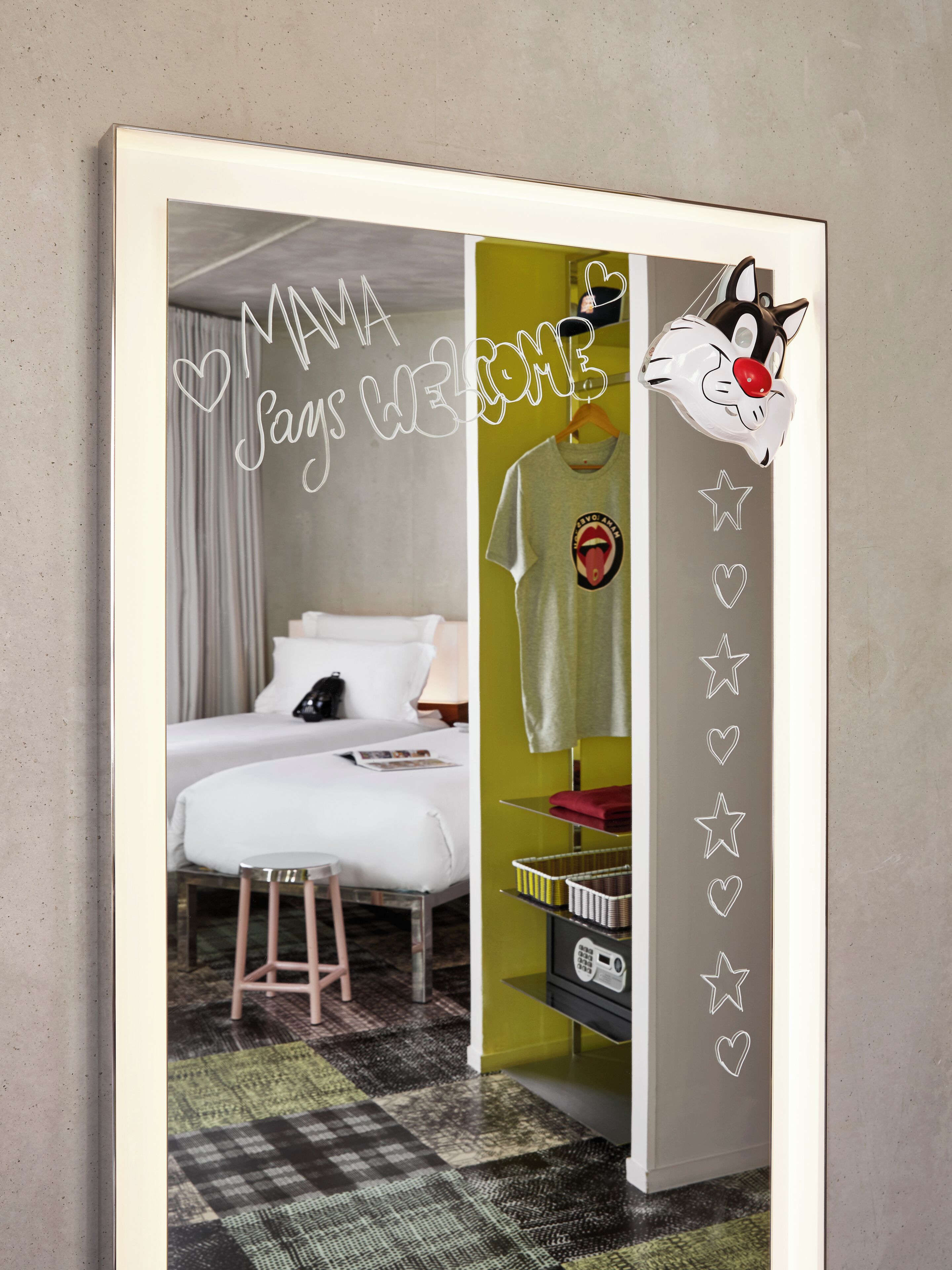 เครื่องนอนระดับพรีเมียม, ตู้นิรภัยในห้องพัก, โต๊ะทำงาน, ห้องเก็บเสียง