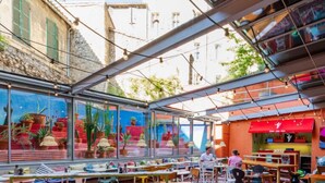 An outdoor dining area with tables, chairs, and a variety of plants. - Mama Shelter Marseille (Marseille)