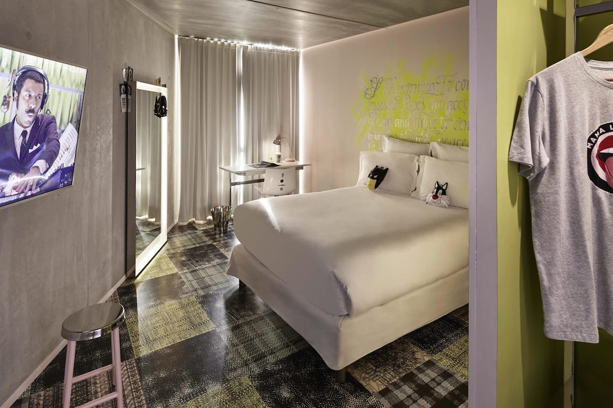 Dobbeltrom (Medium Mama) | Sengetøy av topp kvalitet, safe på rommet, skrivebord og lydisolert