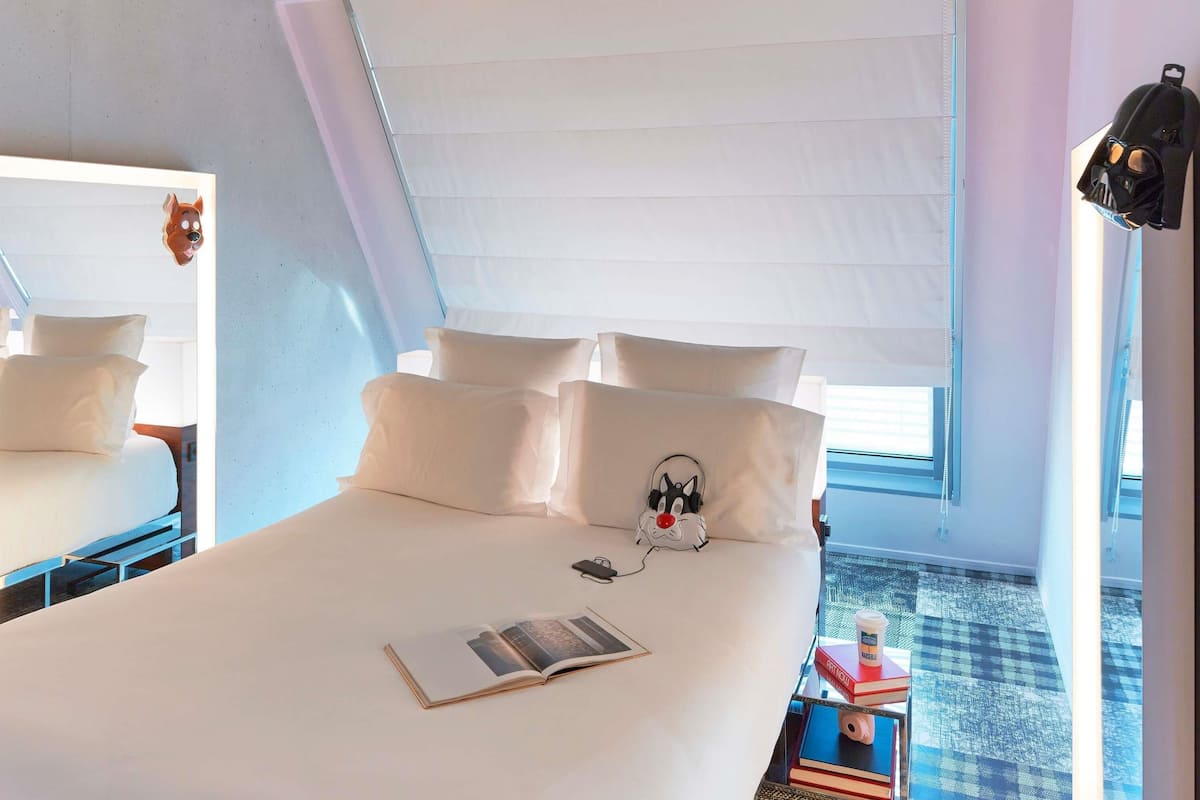 Small Mama Double | Premium bedding, in-room safe, desk, soundproofing