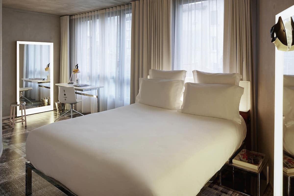 Sengetøy av topp kvalitet, safe på rommet, skrivebord og lydisolert