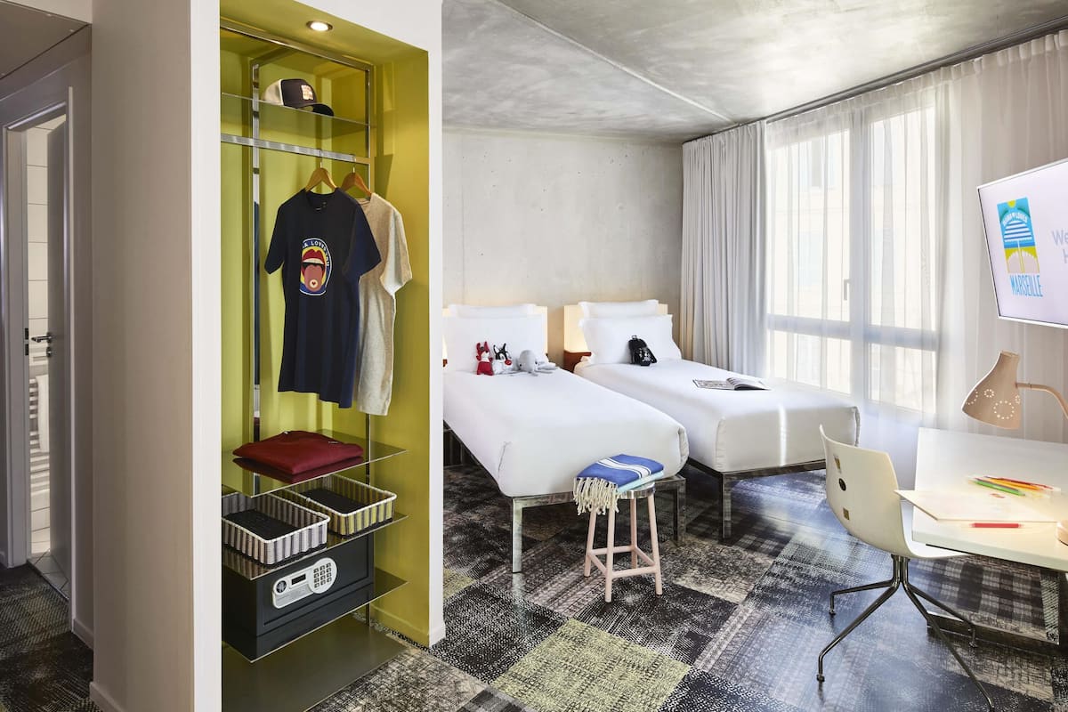 Familierom (XXL Mama) | Sengetøy av topp kvalitet, safe på rommet, skrivebord og lydisolert