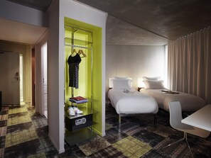 Roupas de cama premium, cofres nos quartos, escrivaninha