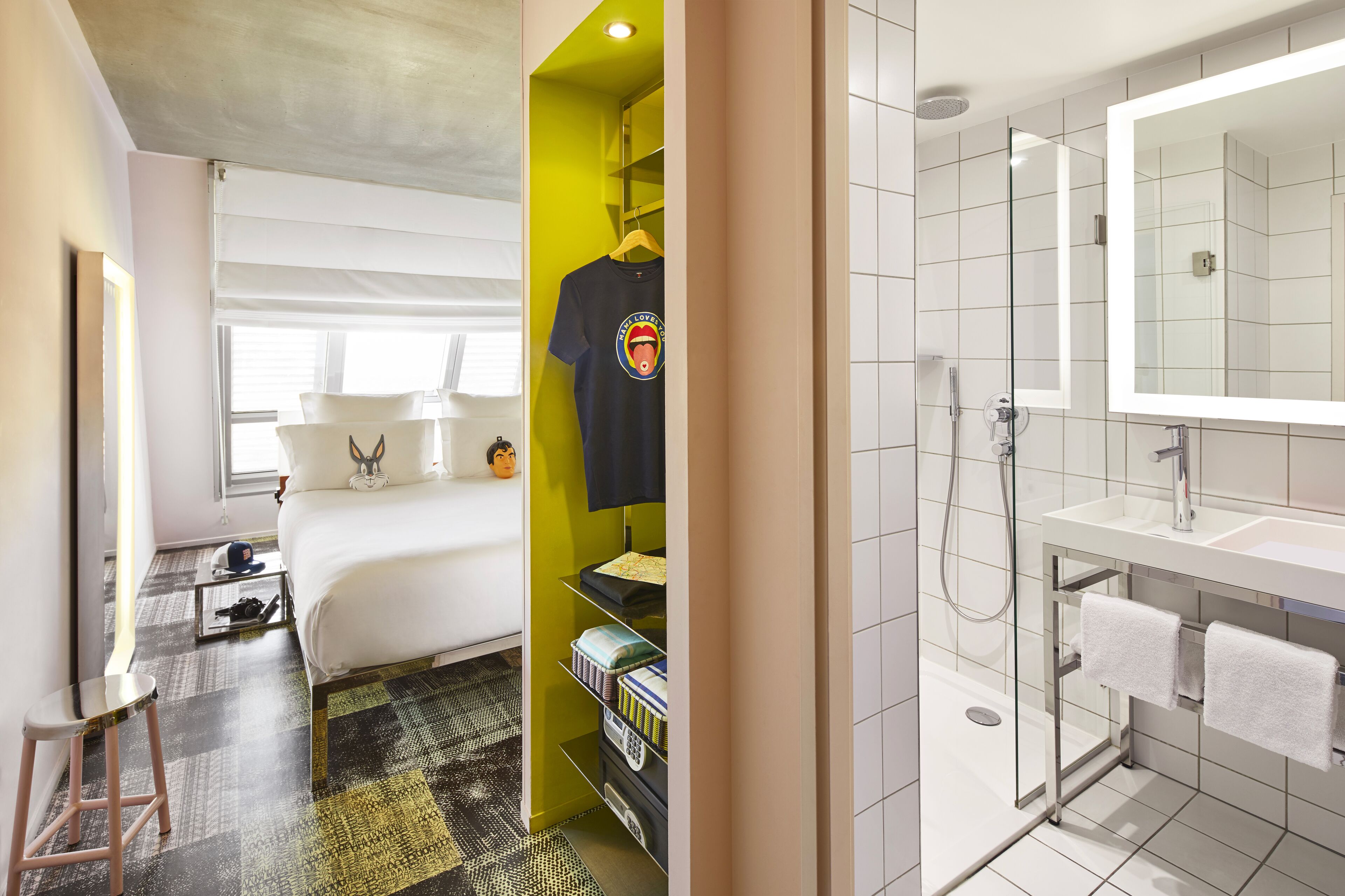 ห้องดับเบิล (Medium Mama) | เครื่องนอนระดับพรีเมียม, ตู้นิรภัยในห้องพัก, โต๊ะทำงาน, ห้องเก็บเสียง