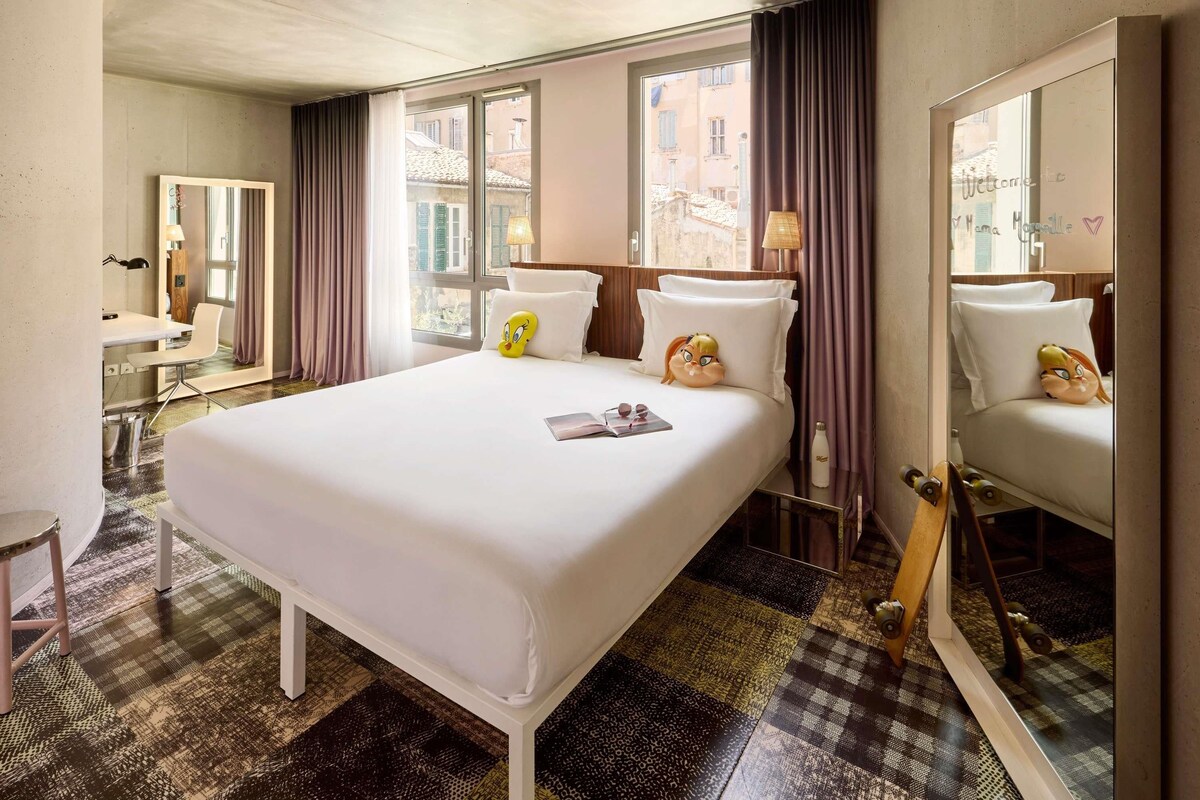 Tweepersoonskamer | Luxe beddengoed, een kluis op de kamer, een bureau, geluiddichte muren