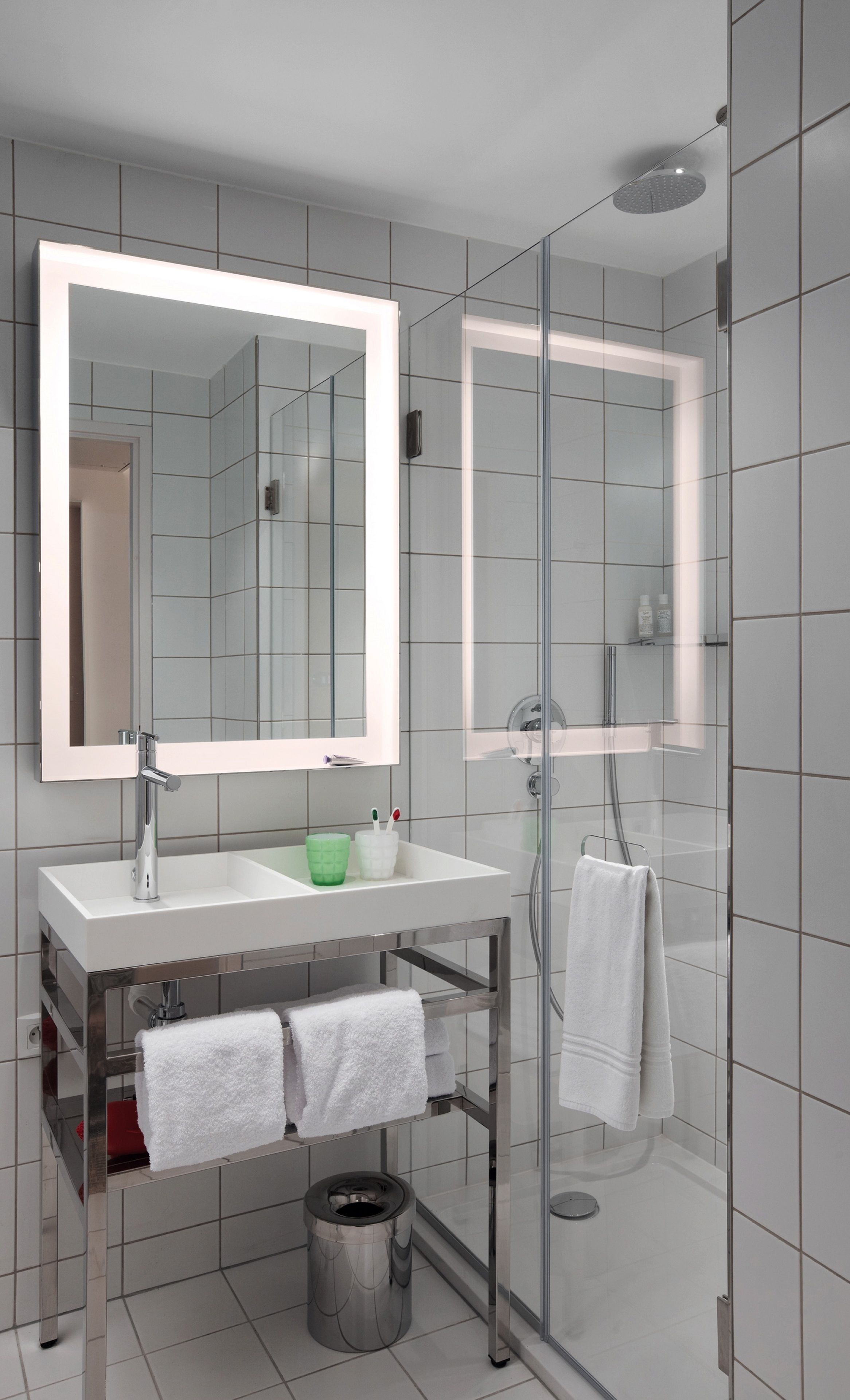 Shower, rainfall showerhead, free toiletries, hair dryer