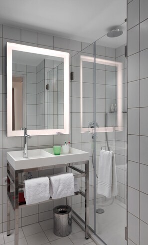 Een douche, een regendouche, gratis toiletartikelen, een haardroger