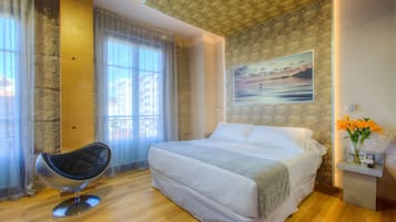 Minibar, caja de seguridad en la habitación y escritorio