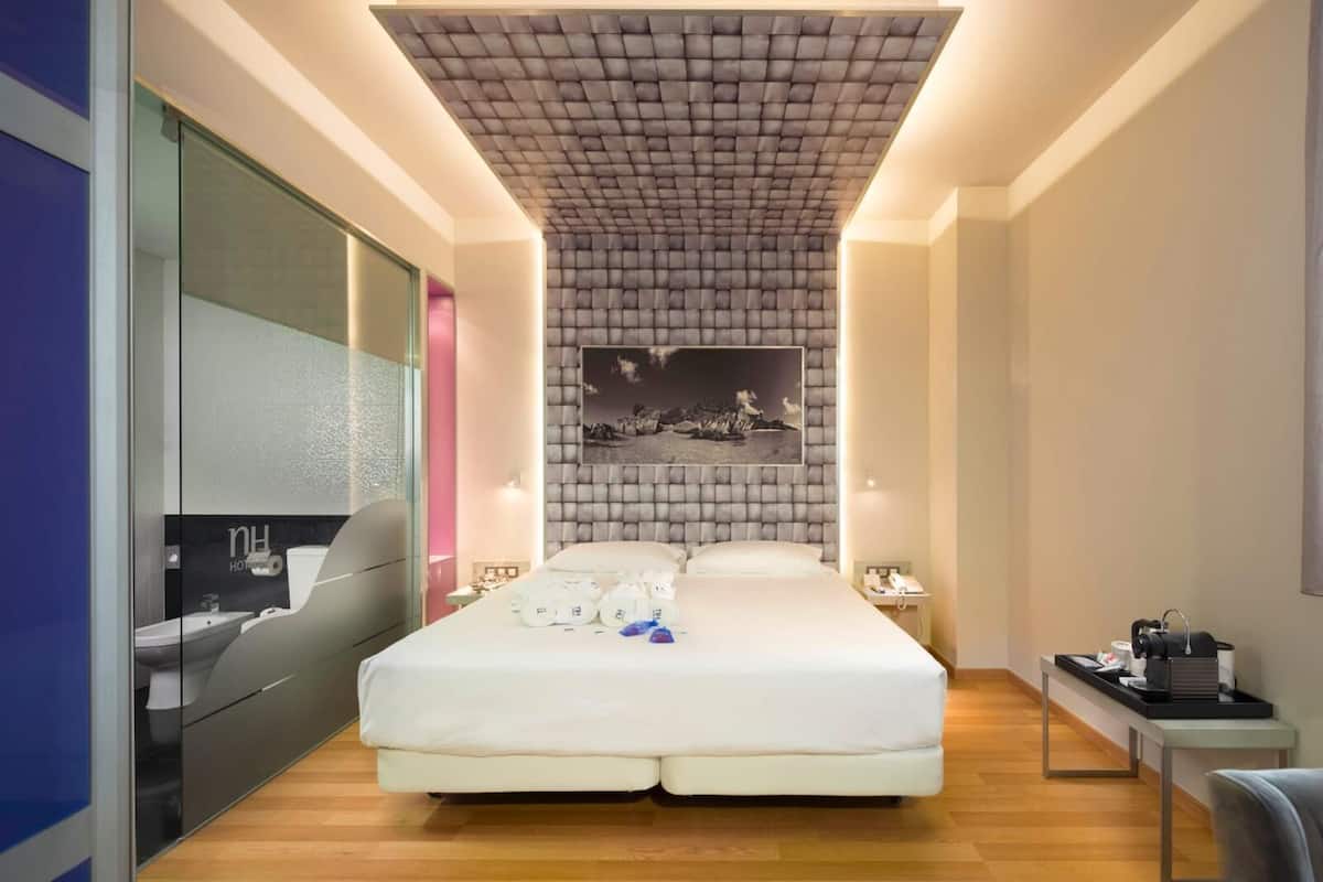 Minibar, caja de seguridad en la habitación y escritorio