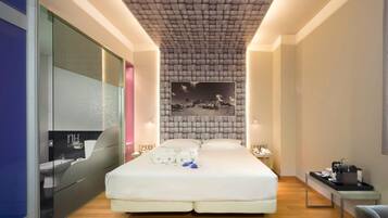 Minibar, coffres-forts dans les chambres, bureau, rideaux occultants