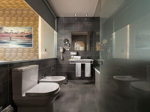 Standardzimmer | Badezimmer | Umweltfreundliche Kosmetikartikel, Haartrockner, Bidet, Handtücher