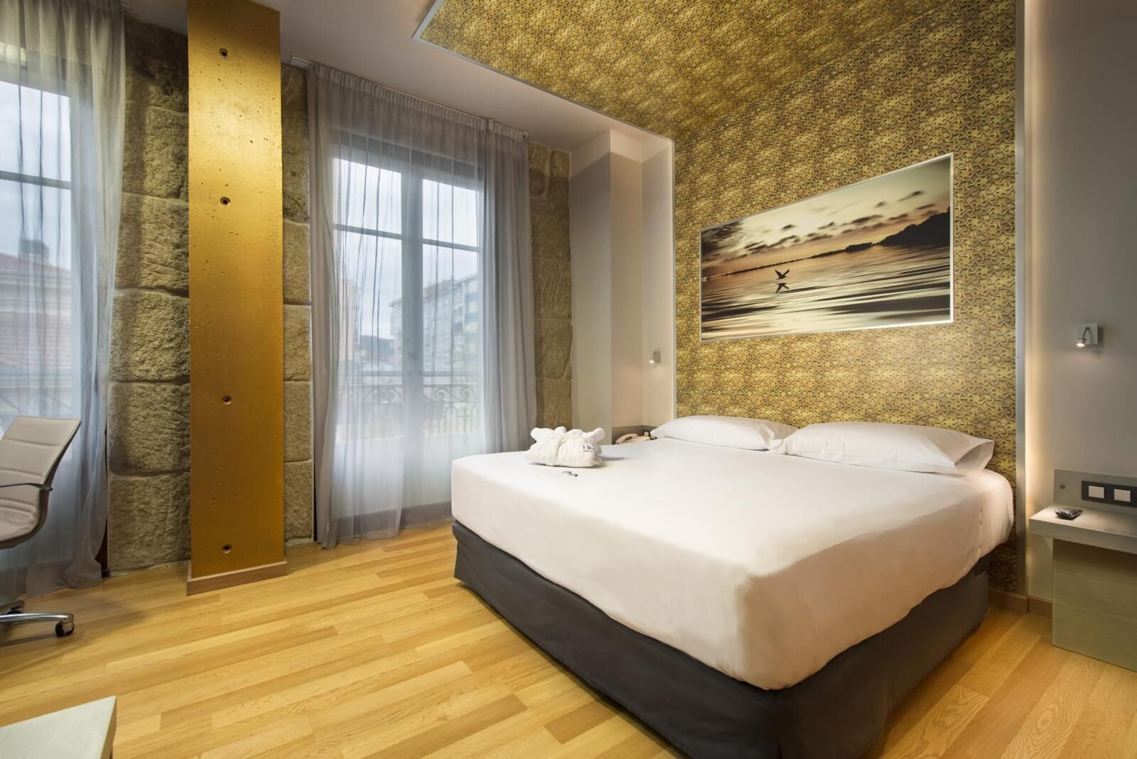 standard room | minibar, in-room safe, desk, blackout curtains