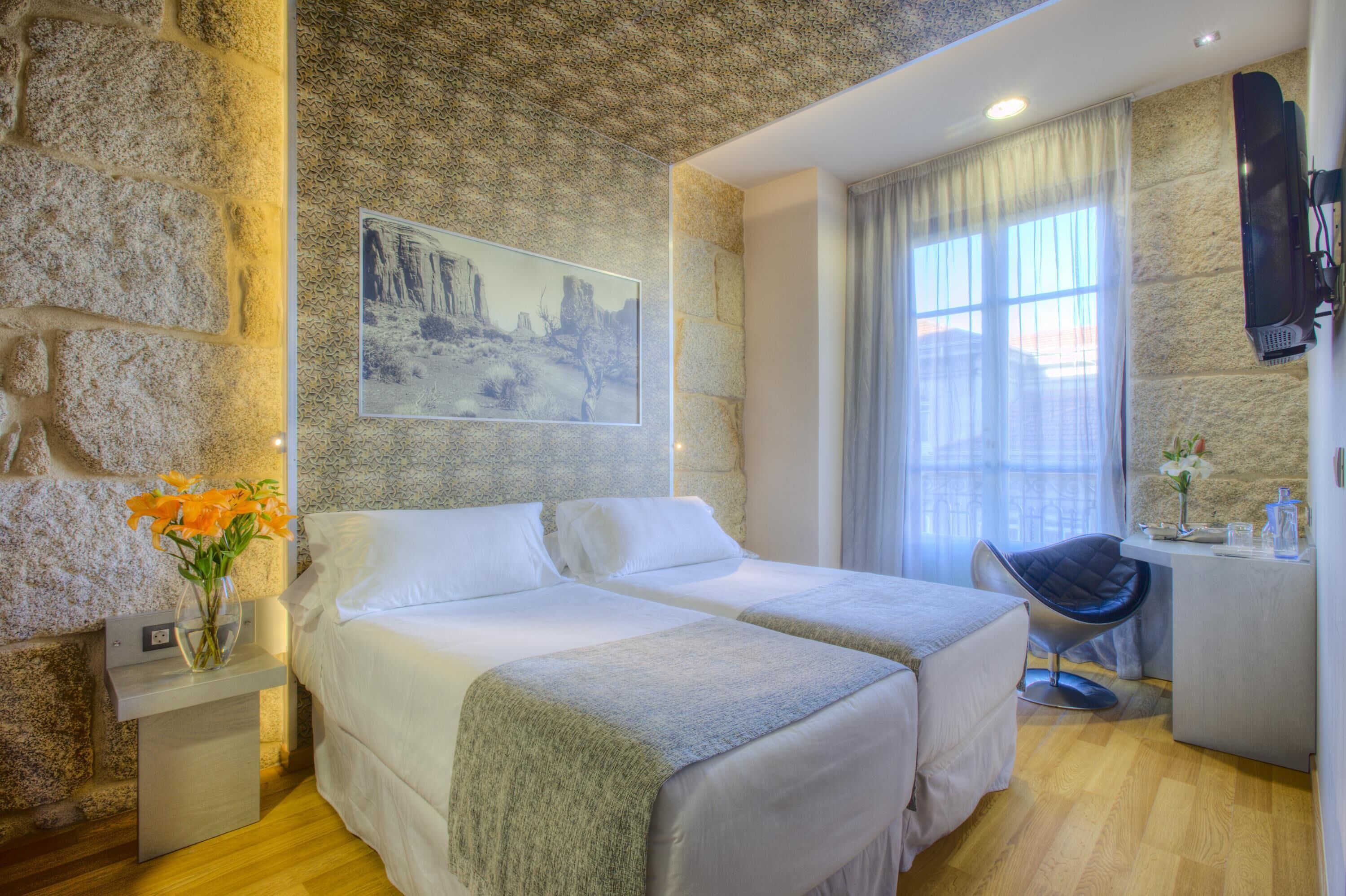 Minibar, caja fuerte, escritorio y cortinas opacas