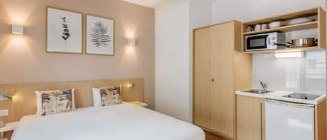 Studio, 1 Double Bed | Desk, iron/ironing board, free cribs/infant beds, free WiFi