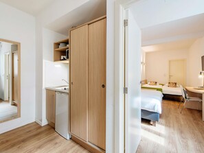 Studio 4 people | Seprai premium, meja kerja, dan setrika/meja setrika