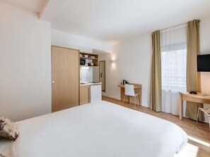 Studio, 1 Doppelbett | Hochwertige Bettwaren, Schreibtisch, Bügeleisen/Bügelbrett