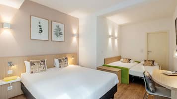 Escritorio, tabla de planchar con plancha y cunas gratuitas