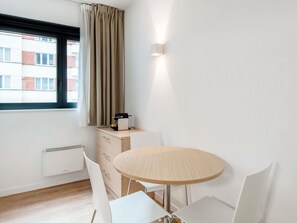 Studio 4 people | Premium-sengetøj, skrivebord, strygejern/strygebræt