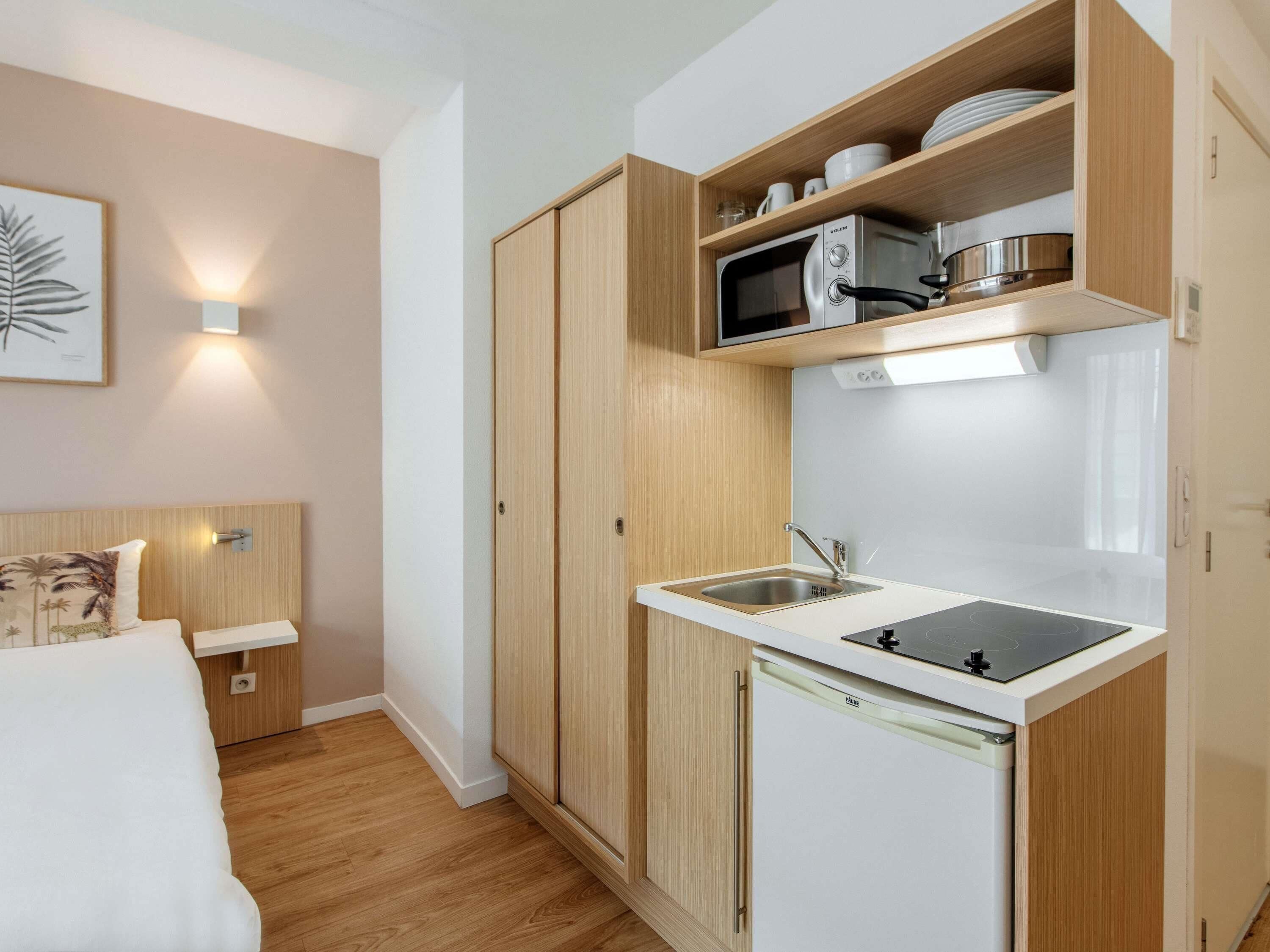 Studio, 1 Double Bed | Premium bedding, desk, iron/ironing board, free cots/infant beds
