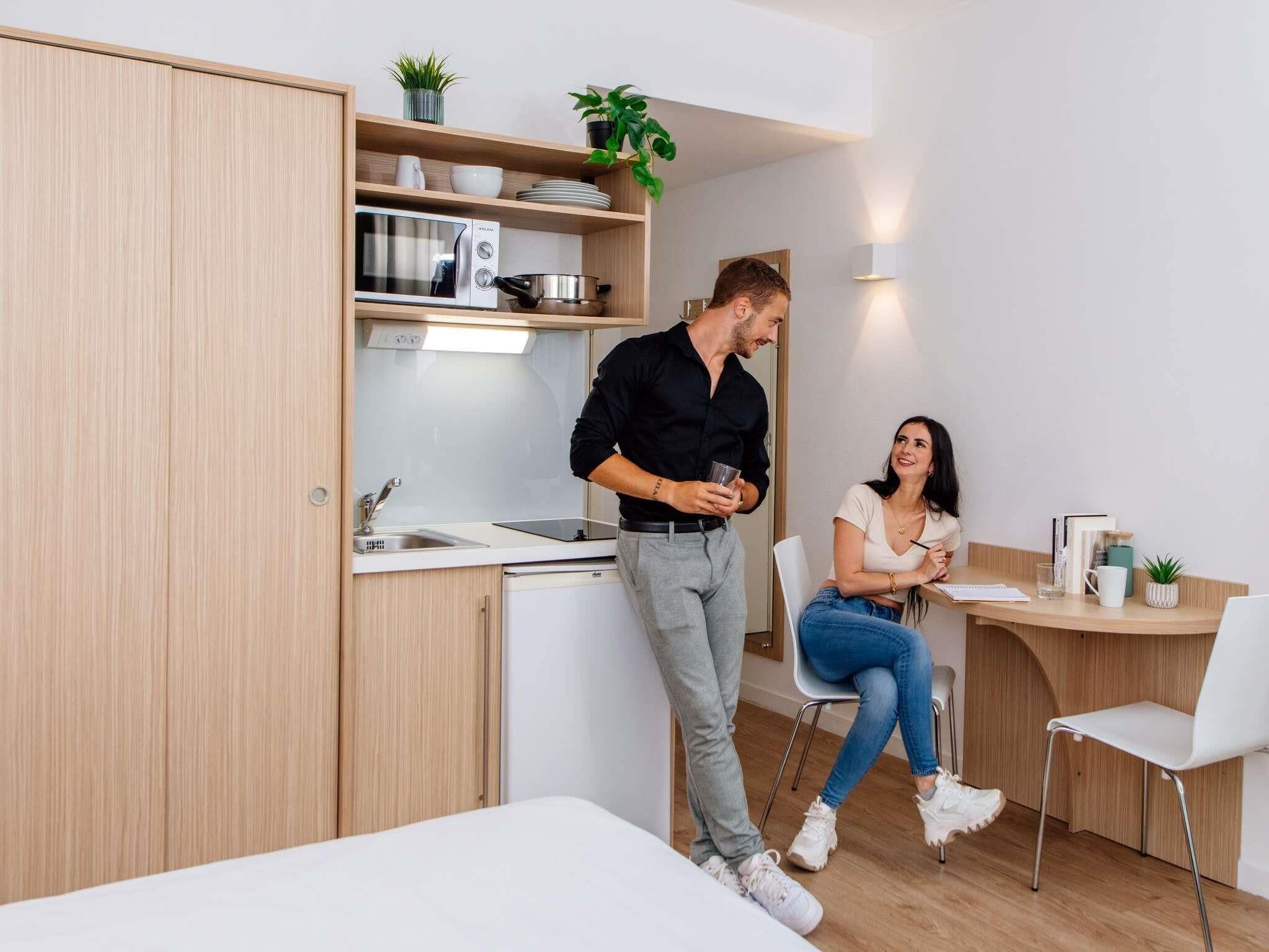 Studio 4 people | Ropa de cama de alta calidad, escritorio, tabla de planchar con plancha