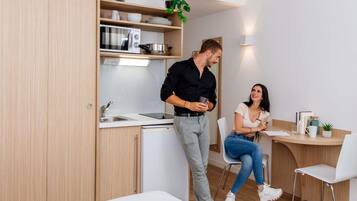 Studio 4 people | Ropa de cama de alta calidad, escritorio, tabla de planchar con plancha