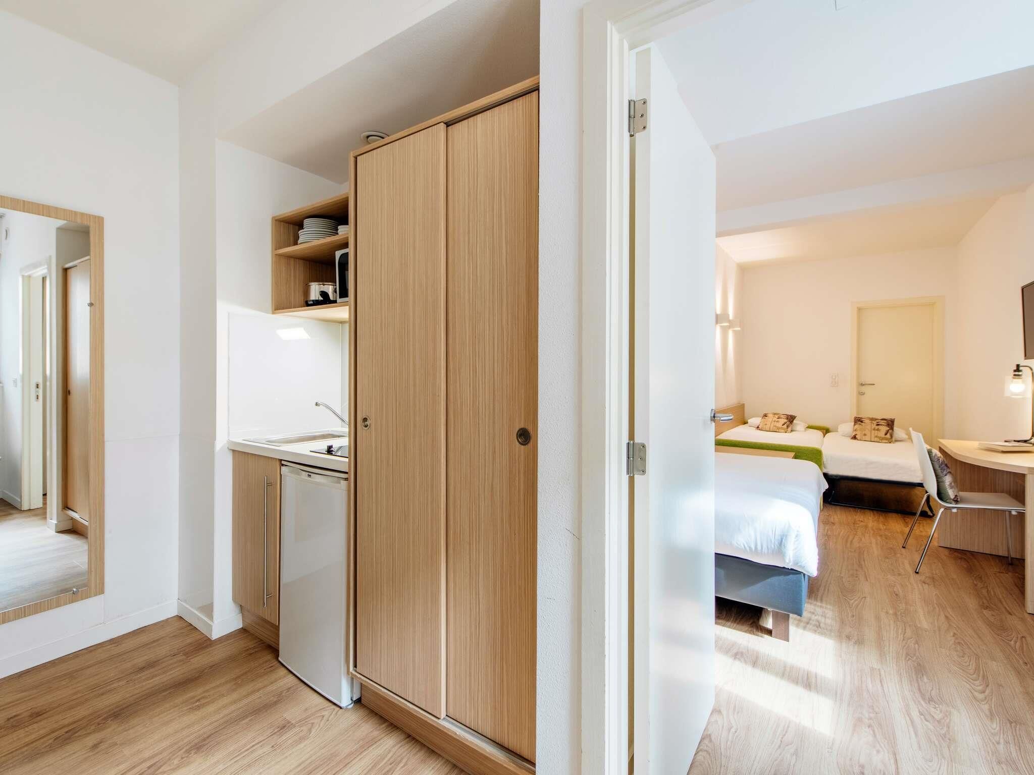 Studio | Luxe beddengoed, een bureau, een strijkplank/strijkijzer