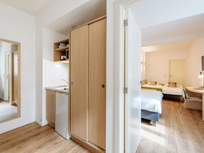 Studio | Luxe beddengoed, een bureau, een strijkplank/strijkijzer