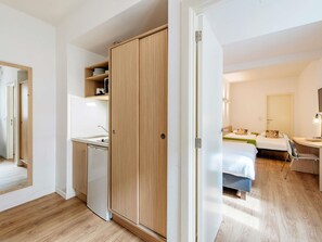 Studio 4 people | Ropa de cama de alta calidad, escritorio, tabla de planchar con plancha