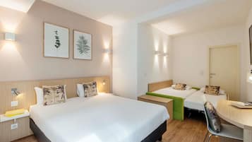 Studio | Luxe beddengoed, een bureau, een strijkplank/strijkijzer