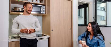 Studio | Luxe beddengoed, een bureau, een strijkplank/strijkijzer