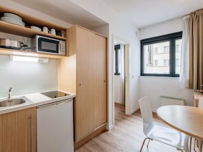 Studio 4 people | Hochwertige Bettwaren, Schreibtisch, Bügeleisen/Bügelbrett
