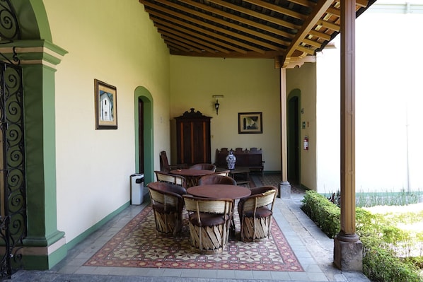 Outdoor dining - La Merced Hotel (Colima)