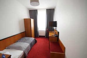 Habitación individual básica | Ropa de cama hipoalergénica, edredones de plumas, escritorio