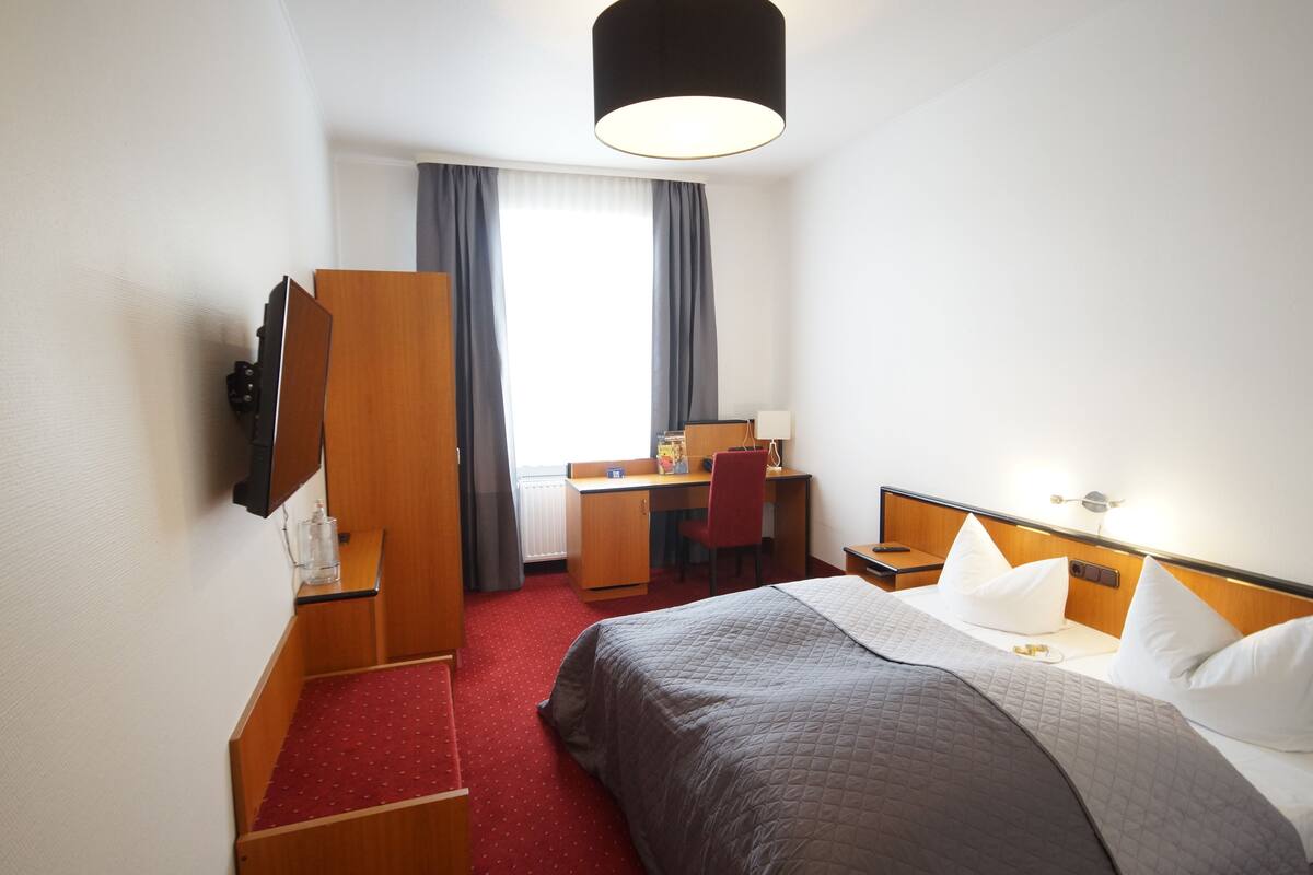Standaard kamer, 1 twee- of 2 eenpersoonsbedden | Woonruimte | Een flatscreentelevisie