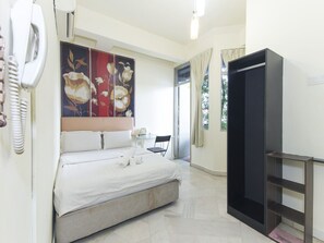 Een strijkplank/strijkijzer, gratis wifi, beddengoed