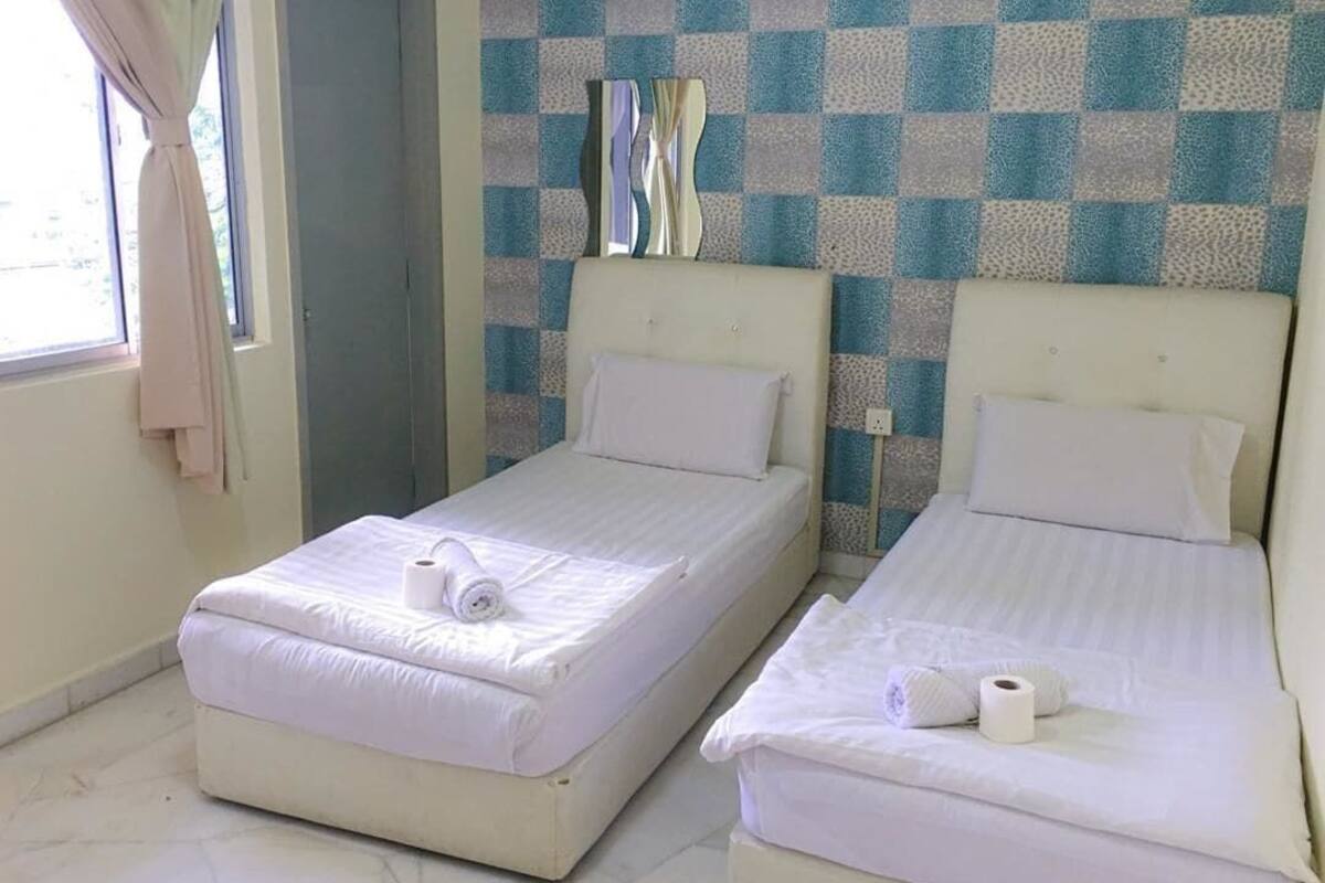 Habitación Deluxe con 2 camas individuales | Tabla de planchar con plancha, wifi gratis y ropa de cama