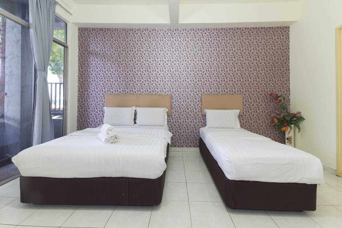 Tabla de planchar con plancha, wifi gratis y ropa de cama