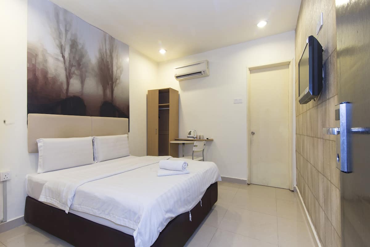 Tabla de planchar con plancha, wifi gratis y ropa de cama