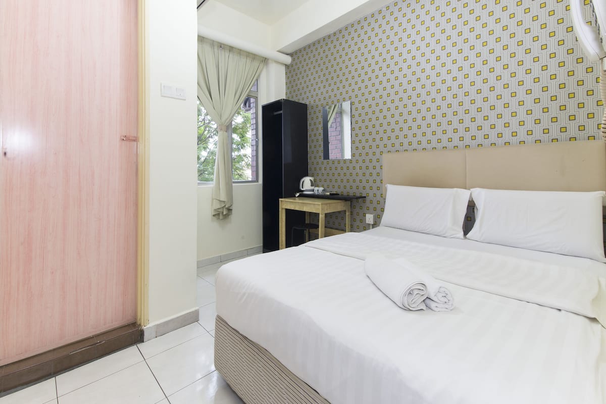 Habitación doble estándar | Tabla de planchar con plancha, wifi gratis y ropa de cama