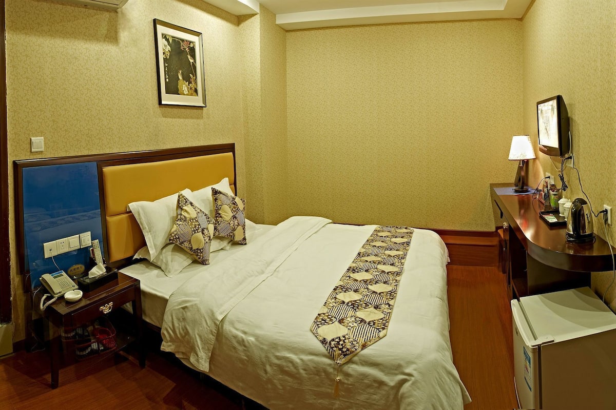 Deluxe Double Room, 1 Queen Bed | Premium bedding, pillowtop beds, in-room safe, desk