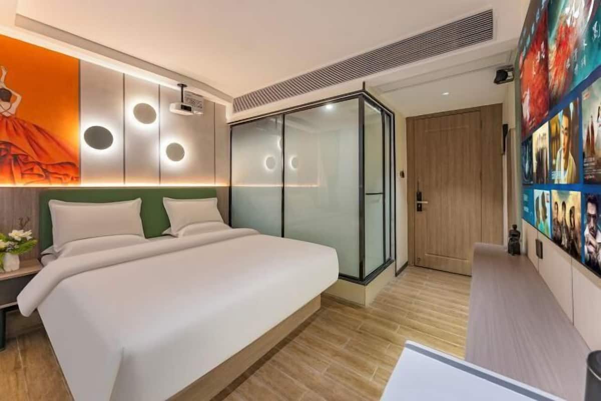 Premium bedding, pillowtop beds, in-room safe, desk