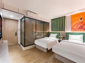 Premium bedding, pillowtop beds, in-room safe, desk - Haiyue Hotel (Guangzhou)