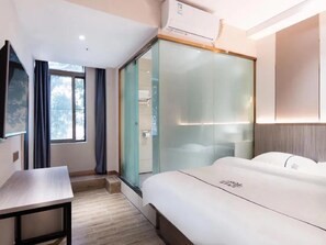 Premium bedding, pillowtop beds, in-room safe, desk - Haiyue Hotel (Guangzhou)