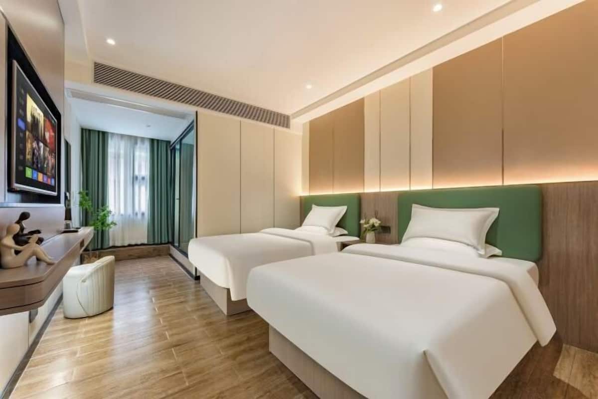 Premium bedding, pillowtop beds, in-room safe, desk