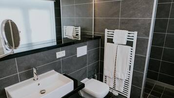 Secadora de cabello, toallas, jabón, shampoo